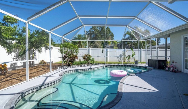 Sleeps 7-Heated Saltwater Pool-Near Beach, Airport