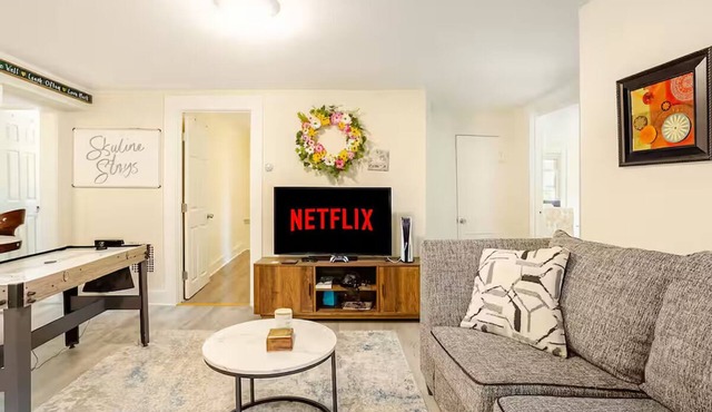 Sleeps 7 + PS5 and Game Table + Parking + Yale 5 Min