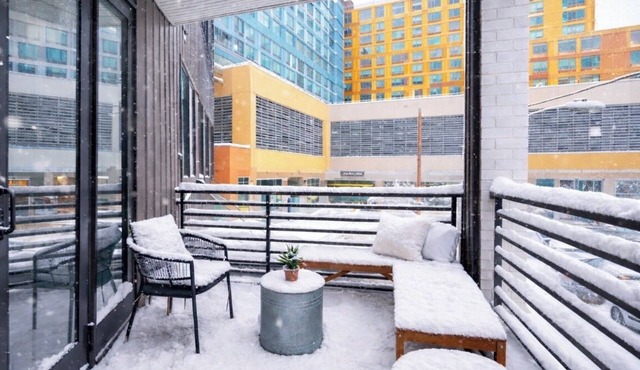 Sleeps 7/Steps to MET/2 King BD 2 Bath/Garage Parking/Balcony/Gym