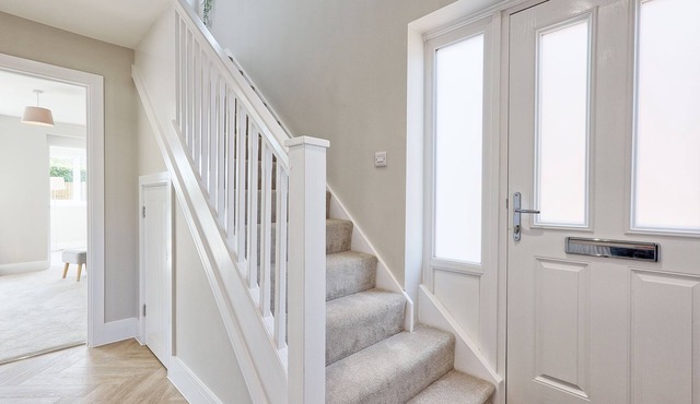 Sleeps 7, Wifi, Whole House, Spacious, Refurbished