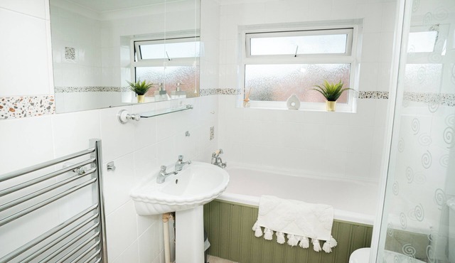 Sleeps 8-10 | 4 Bed Cotswold Home with Hot Tub, Games Room & Private Parking