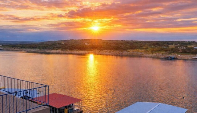 Sleeps 8-10, Lake Travis waterfront, w/boat slip, ramp, pool & hot tub