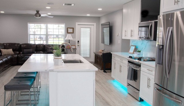 Sleeps 8 - 2 bedroom/bath & Study Remodeled Monthly