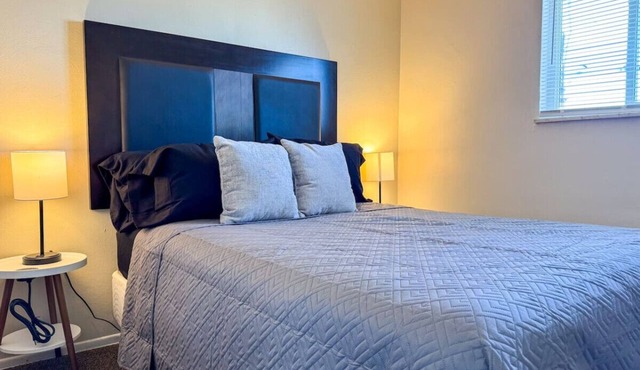 Sleeps 8! 2 Full Apartments w/3 Beds and Parking