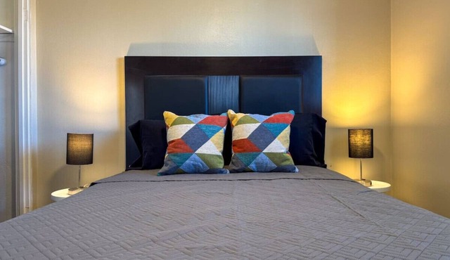 Sleeps 8! 2 Full Apartment, 5 Beds, Parking + WIFI