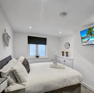 Sleeps 8, 4 bed 2 bathroom house with parking Balderton