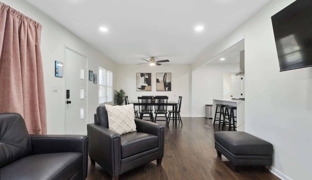 Sleeps 8 4BR|Roomy|Pool Table|Overland Park