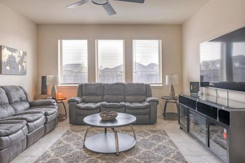 Sleeps 8 comfortably! Super location!