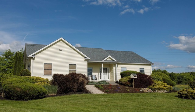 Sleeps 8, country stay, peaceful, pond