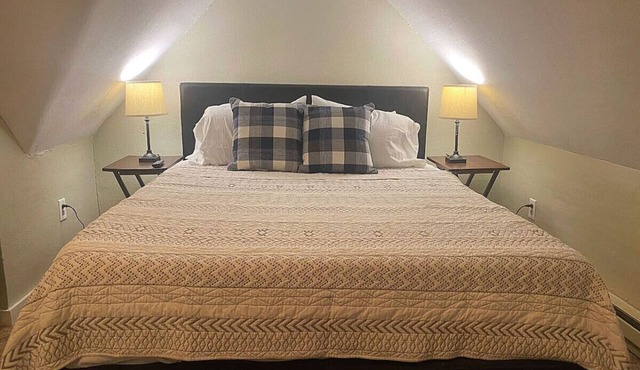 Sleeps 8! Cozy 2br Apartment in Triplex + WIFI!