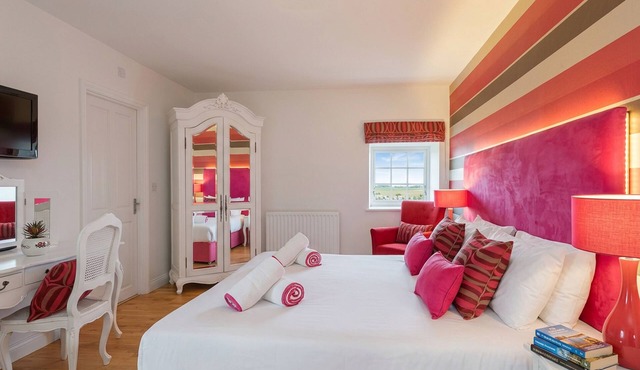 Sleeps 8 - Dogs Stay Free - Beaches - Off Road Parking - Nr Bamburgh & Berwick