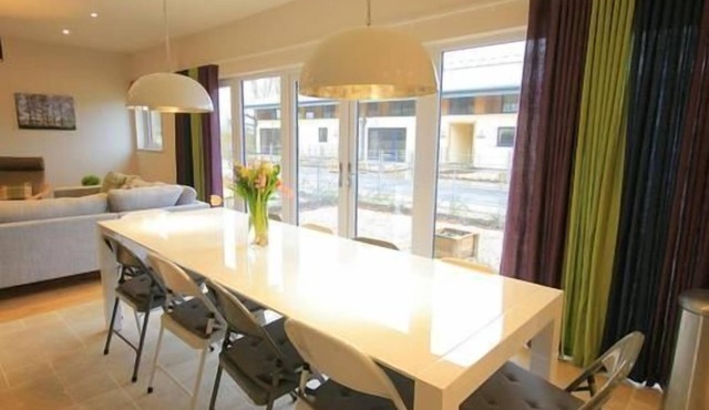 Sleeps 8 , Dogs Welcome, No smoking, Wood Burner, Wi-Fi, Courtyard Garden, Cot and Highchair, Off ro