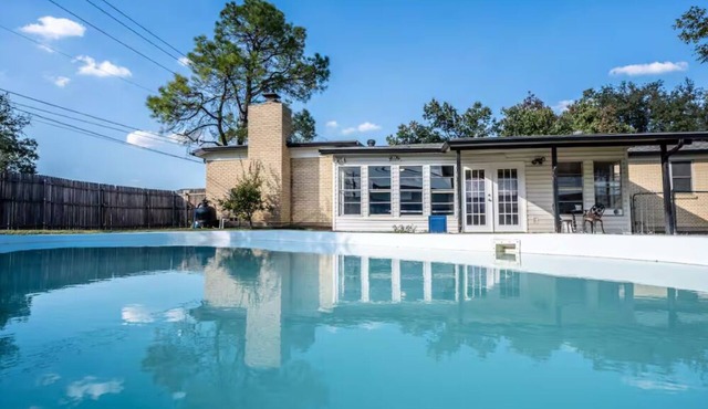 Sleeps 8: Family/Pet Friendly/Pool/Ping Pong