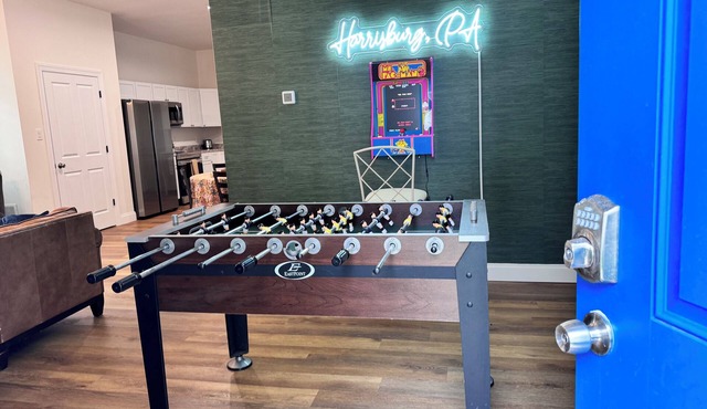 Sleeps 8! Foosball+Arcade, Private Courtyard, Parking, Washer+Dryer. Great home!