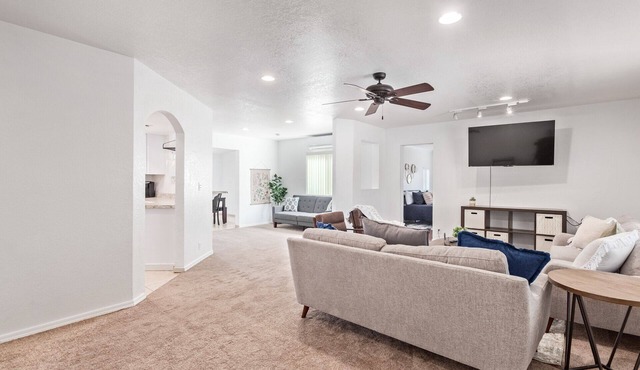 Sleeps 8, Freeway access, near shopping and dining