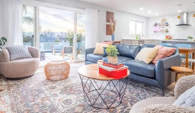 Sleeps 8 - Hilltop Oasis with Hot Tub and City View