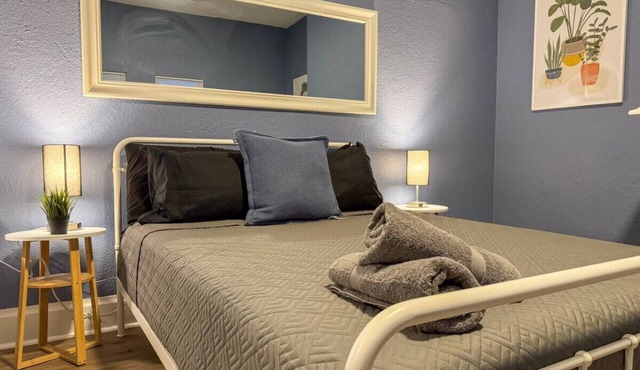 Sleeps 8! Homey 2BR Apt w/7 Beds + WIFI
