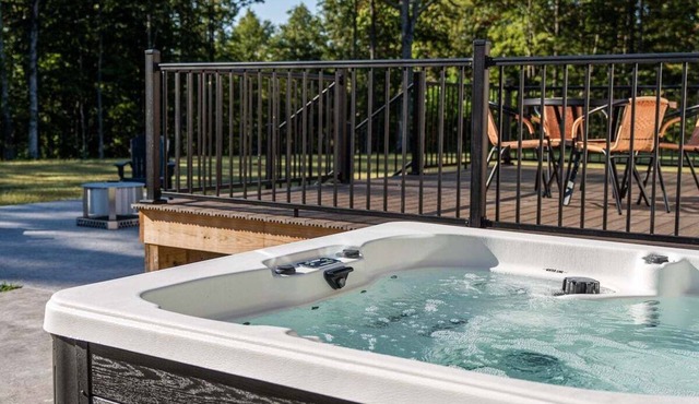 Sleeps 8, hot tub, secluded, spacious