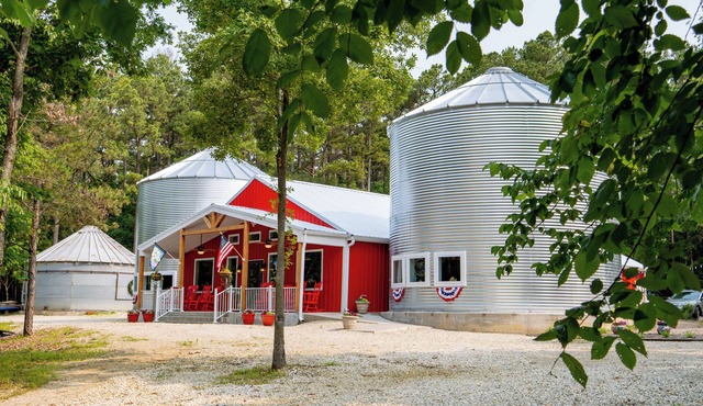 Sleeps 8 in a 2-story grain bins (2 queen beds, 1 queen bunk bed and 2 full bathrooms; each grain bin level has its own full bathroom) All guests of the Hermann Grain Bins have full access to the full service kitchen, dining area, living room comp