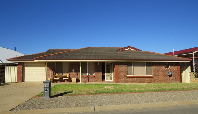 Sleeps 8, in the Marina Cove, five minute walk to Ale House