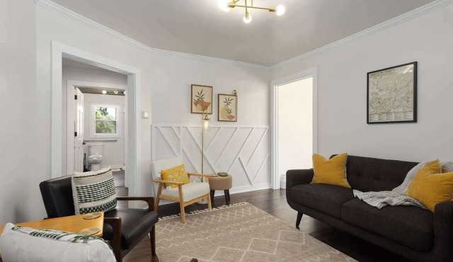 Sleeps 8 KingBeds Walkable to Downtown Lees Summit