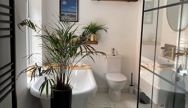 Sleeps 8 Luxury 3 bed townhouse 2 minute walk to town centre with garden