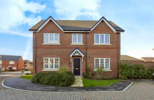 Sleeps 8, off-road parking for 3 cars, pet friendly, welcome hamper