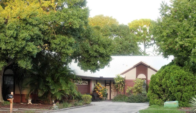 sleeps 8 people/Beach 5 min./backs on nature park & lake with trails