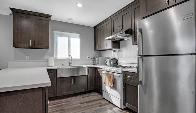 Sleeps 8 Pet OK 3 Bedroom house near DTLA