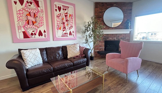 Sleeps 8/South Calgary Spruce Meadows/Fish Creek