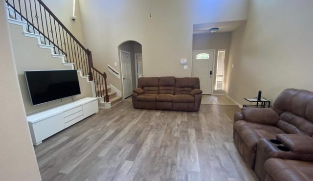 Sleeps 8:Spacious Retreat with Fast WiFi & Fully Stocked Amenities