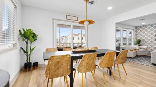 Sleeps 8 - Walk to Beach - Bright OC Condo