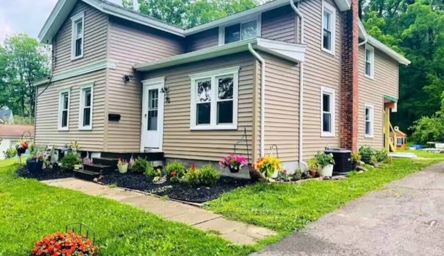 Sleeps 8 | Walking distance to Erie Canal and Quaint shops and dining