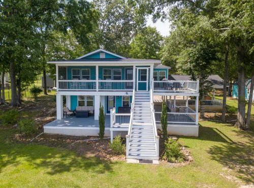 Sleeps 8 Waterfront Dock Dog Friendly Grill