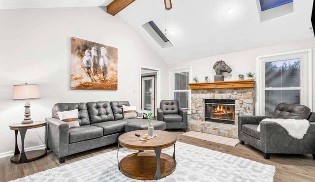 Sleeps 8 with 4 Bedrooms Near Legends and Speedway