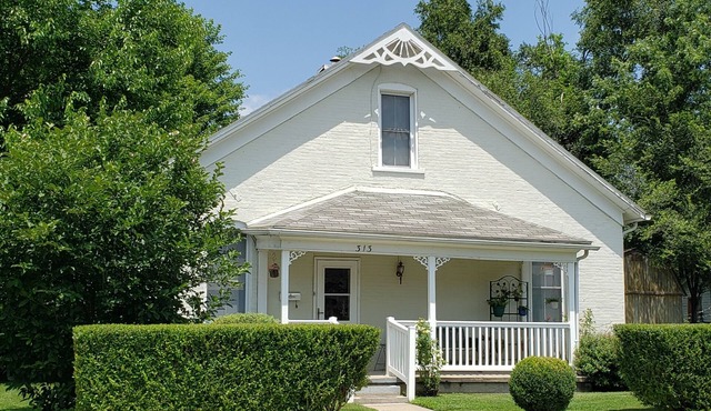 Sleeps 9. Spacious home w/large fenced back yard. Fully-equip kitchen/laundry.