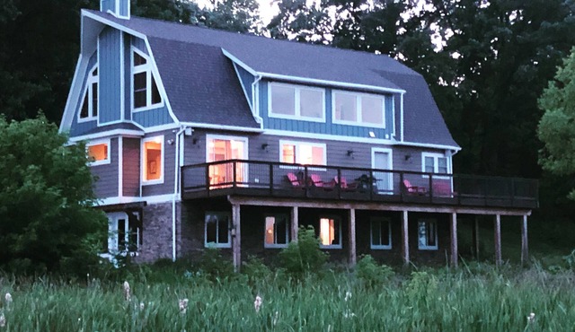 Sleeps groups to 12! Modern open spaces. Yoga loft. Deck. Kitchen. Peaceful.