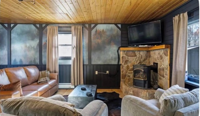 sleeps six, close to slopes, hot tub and game room private hot tub