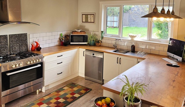 Sleeps six, perfect location for those using Tarureka Wedding Venue.