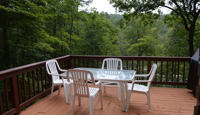 Sleeps Up to 10 Guests, Stay Right On the Lake!