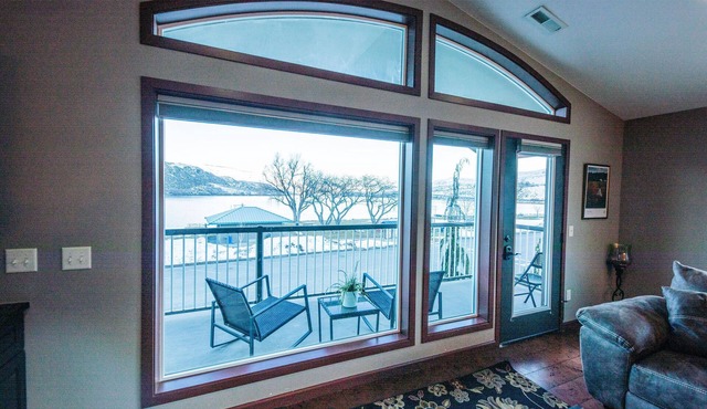 Sleeps up to 12! 4BD, 3BA Riverfront Guesthouse, Mountain & River Views!