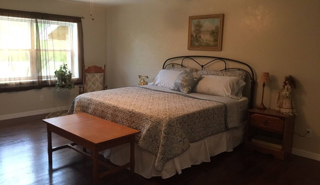 Sleeps up to 12 -Large Belleview Home on 10 Acres- NON Smokers ONLY