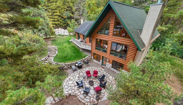 Sleeps up to 14. Stunning and spacious log cabin within 30 min of Brainerd.
