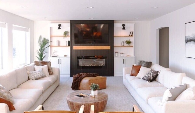 Sleeps up to 20! 5000sqft 6bd/3.5ba. Basement apartment. 2 kitchens.Luxury Home