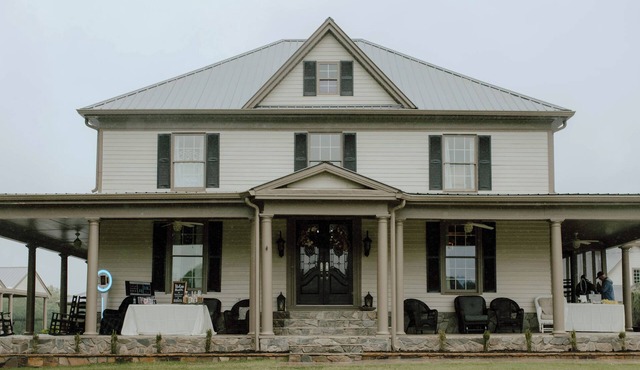 Sleeps up to 25. Enjoy our large pool & patio. Perfect for football season!