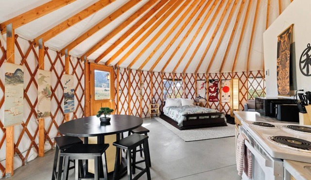 Sleeps up to 30 people-Family Retreat! 5 Themed Yurts!