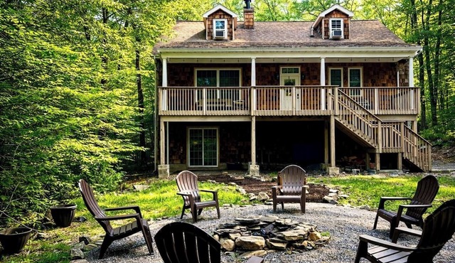 Sleeps up to 8- Catskill Cabin with Fire Pit & Indoor Jacuzzi Tub