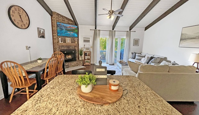 sleeps up to 8 people. 5 mins from ski resort, sauna&fireplace!
