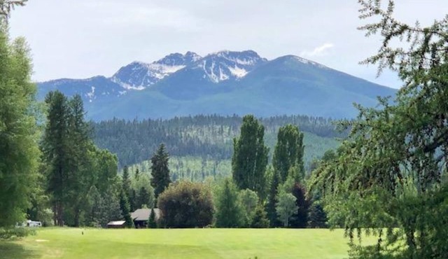 Sleeps up to16! Family Friendly! Newly Renovated, steps from the Golf Course!