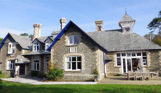 Sleeps upto 16 people, Pet Friendly.